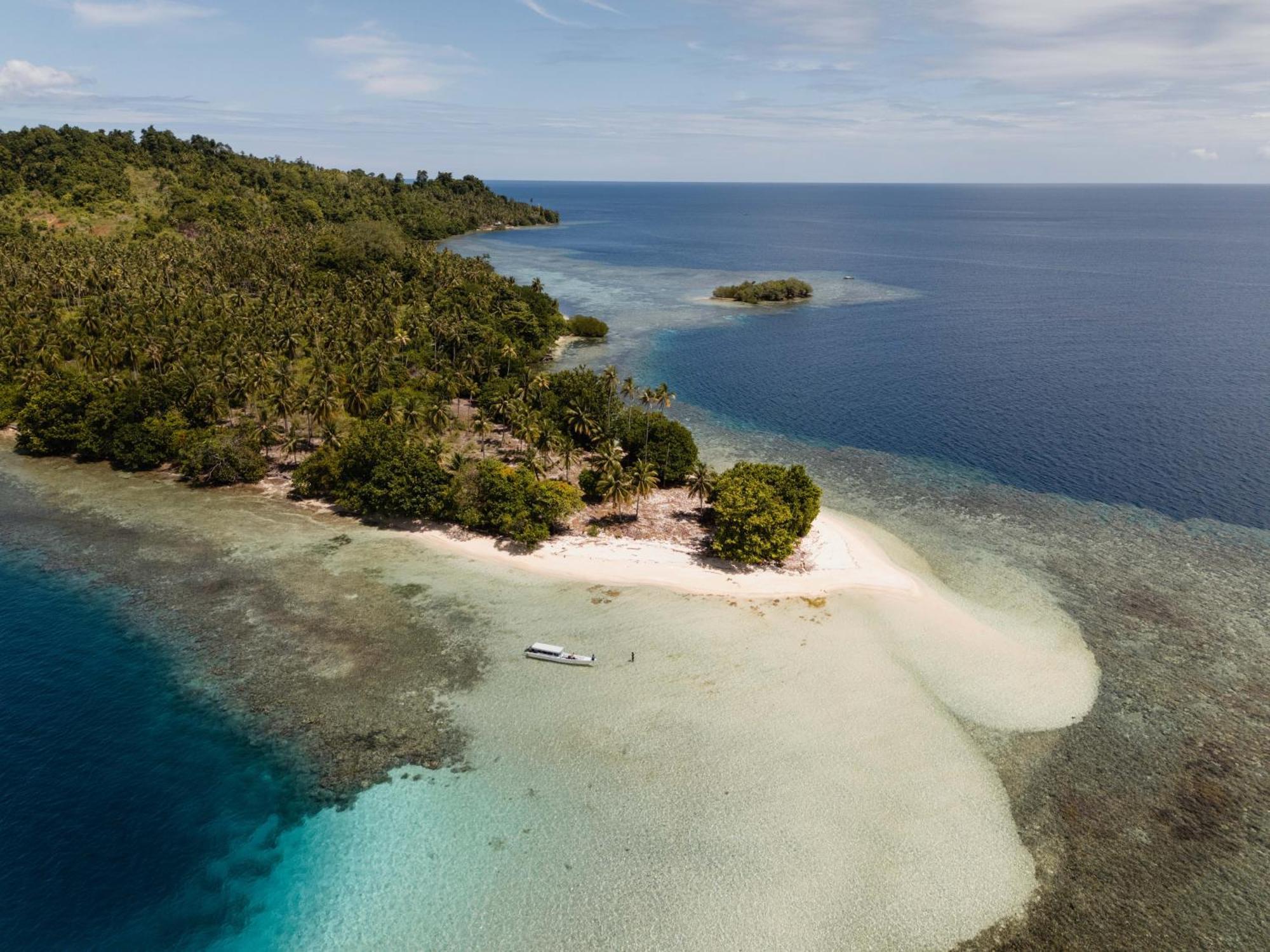 Reconnect - Private Island Resort & Dive Center Togean - Buka Buka Island Ampana ภายนอก รูปภาพ